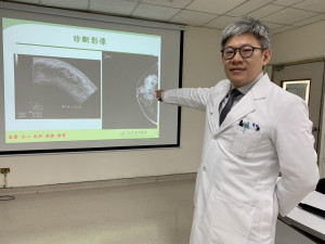 臺中醫(yī)院乳房外科醫(yī)師徐天佑說明，乳房攝影檢查證實(shí)有明顯腫瘤